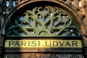 Párisi Udvar entrance