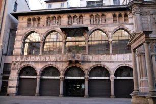 Loggia degli Osii, Piazza Mercanti, Milan