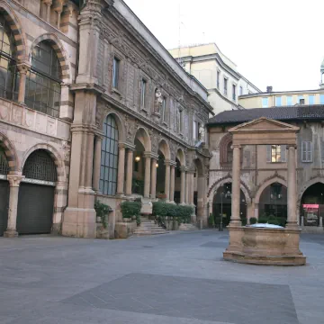 Piazza Mercanti, Milan