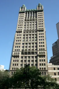 Front facade of the Park Row Building in New York