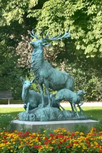 Harde de cerfs écoutant le rapproché, Jardin du Luxembourg, Paris