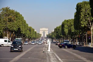 Champs-Élysées seen towards Arc de Triomphe