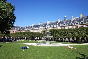 Fountain at the Place des Vosges in Paris