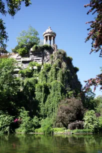 Cliff in the Parc des Buttes Chaumont, Paris