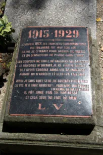 Grave of the trench dog Dick at the Cimetière des Chiens