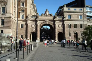 Arches connecting the old parliament with the old national bank building